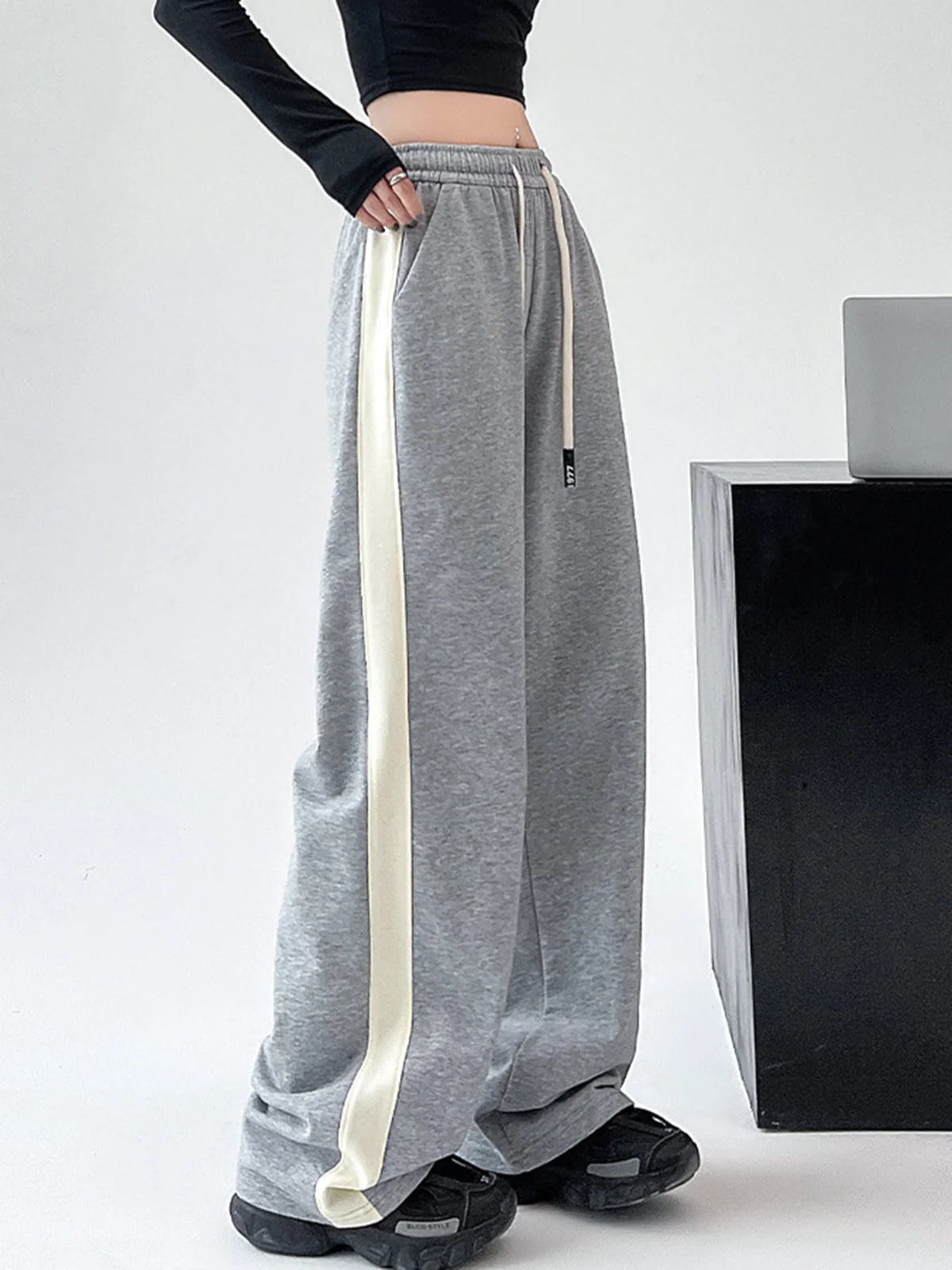 Drawstring Contrast Trim Trendy Wide Leg Sweatpants - Image 7