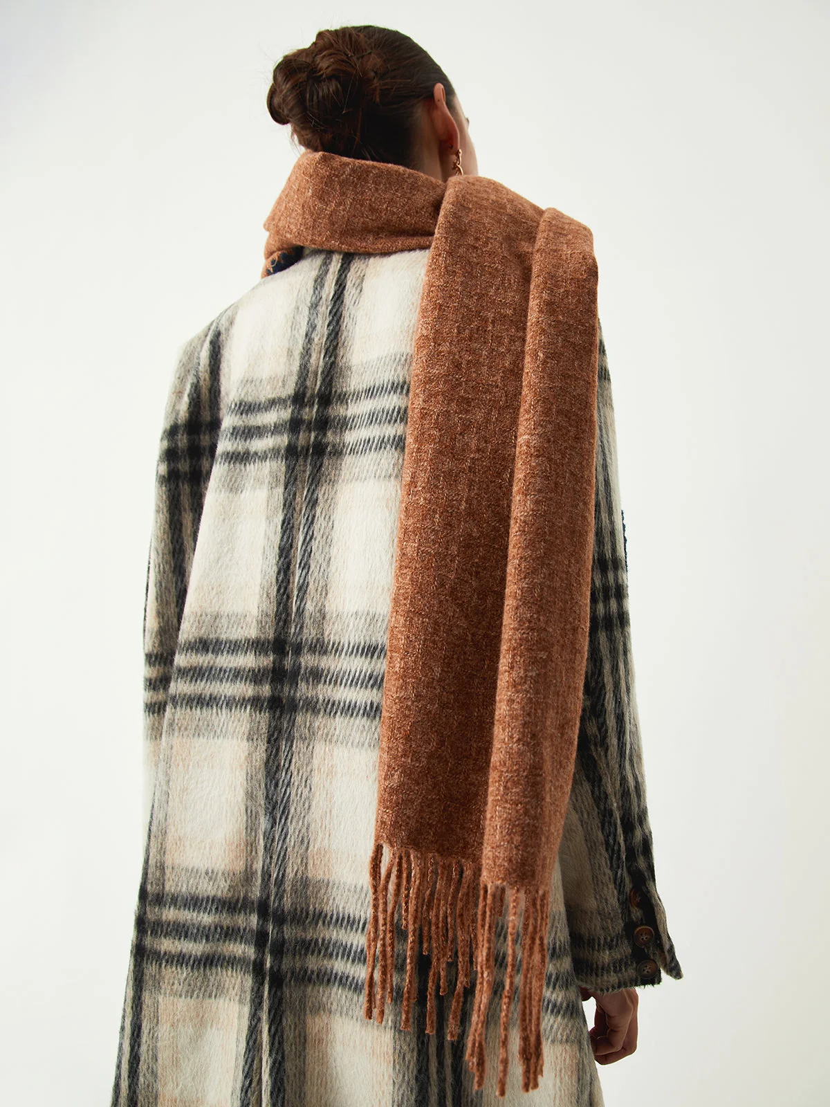 Contrast Trim Graceful Fringed Scarf - Image 2