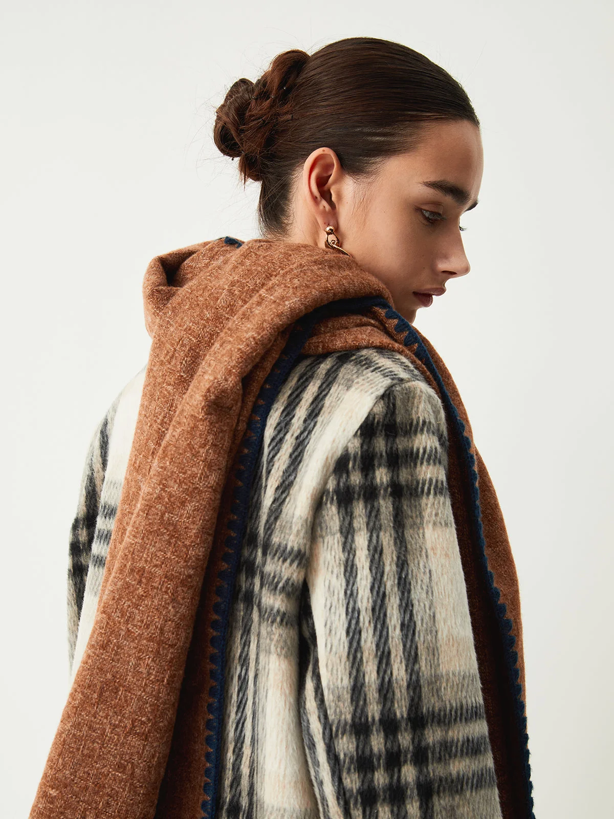 Contrast Trim Graceful Fringed Scarf - Image 6